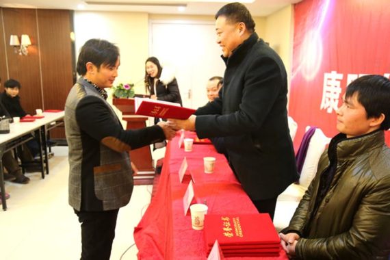 عقدت KMNPack اجتماعًا دوريًا في 9 يونيو 2016 توصلت إلى اتفاق. العملاء راضون جدا عن شركتنا ووقعت الدفعة الأولى من الطلبات على الفور.